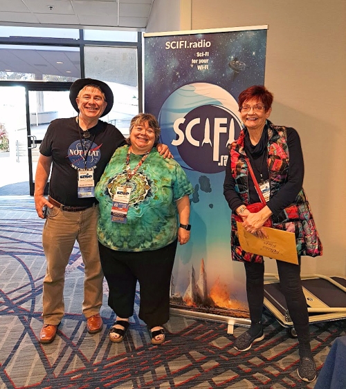 At LOSCON 48 Sci-Fi/Fantasy convention in L.A., Lynn poses with Sci-fi radio's 